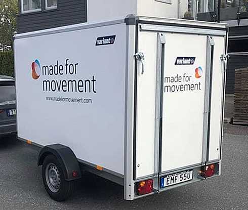 Täckt bilsläp Variant med texten "Made For Movement" stulet i Stockholm, släpet var lastat med ett robotiserat rehabiliteringshjälpmedel "Innowalk"
